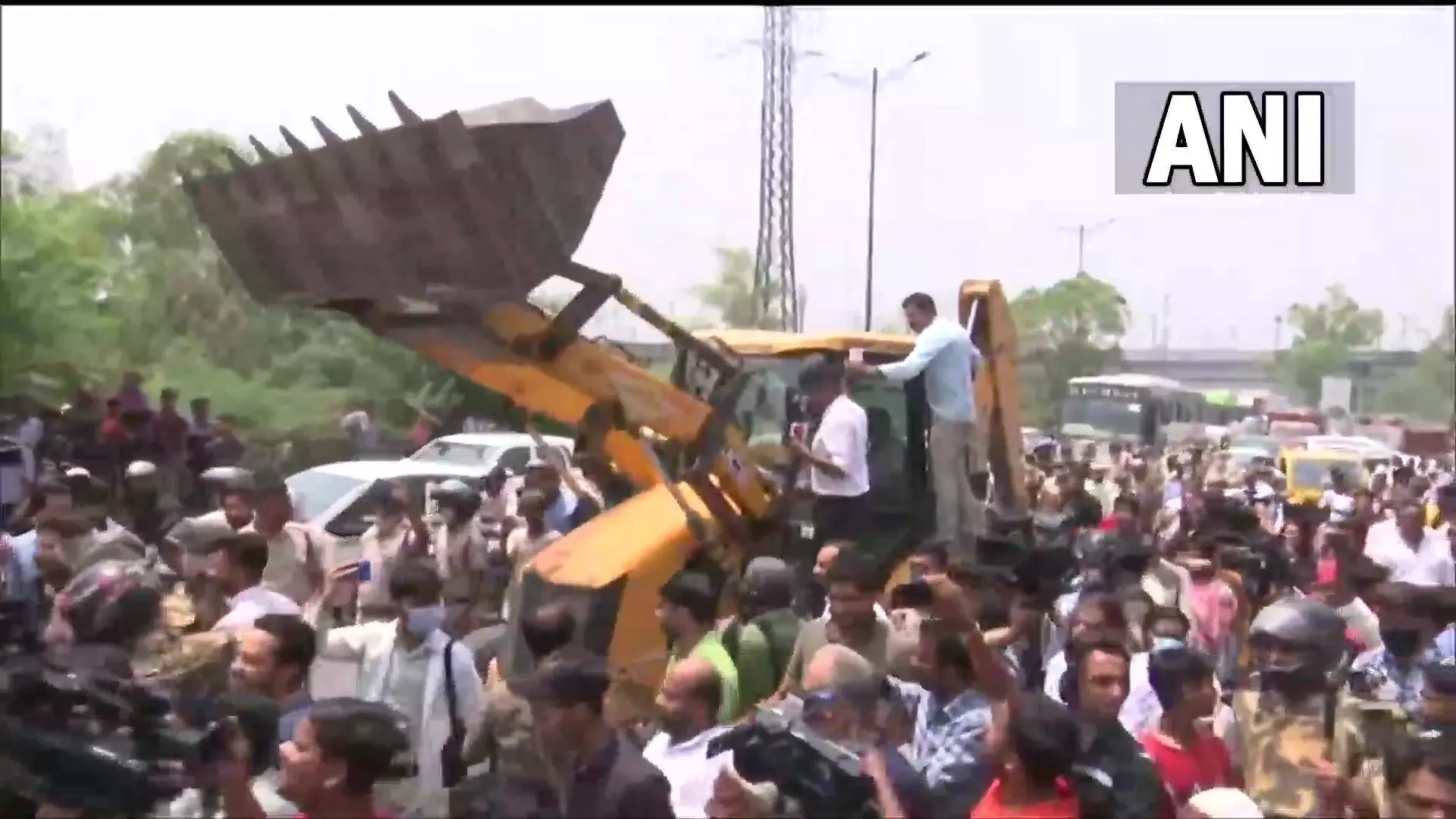 शाहीन बाग में भारी विरोध के बीच बुलडोजर एक्शन शुरू, भारी संख्या में पुलिस फोर्स तैनात