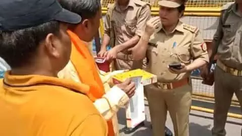 ताजमहल में लड्डू बांटने पहुंचे हिंदू महासभा के कार्यकर्ताओं को पुलिस ने रोका