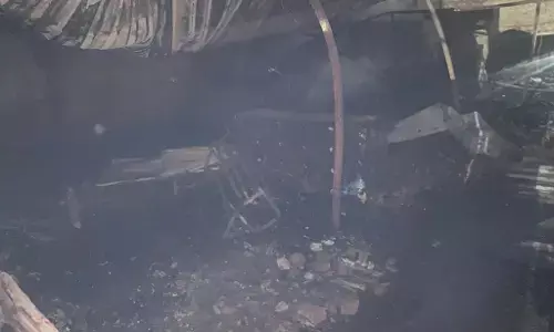 गाजियाबाद: खोड़ा में फर्नीचर और कबाड़ के गोदाम में लगी आग, दहशत में आए लोग