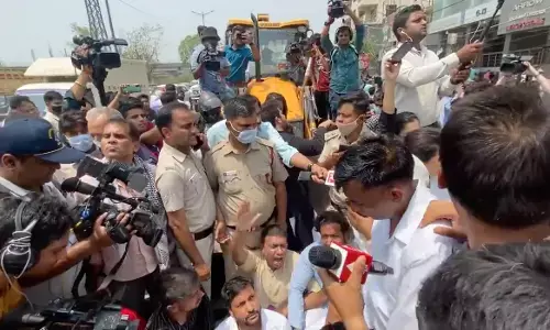Delhi : рд╢рд╛рд╣реАрди рдмрд╛рдЧ рдкрд╣реБрдВрдЪрд╛ рдПрдорд╕реАрдбреА рдХрд╛ рдмреБрд▓рдбреЛрдЬрд░, рдмреБрд▓рдбреЛрдЬрд░ рдХреЗ рдЖрдЧреЗ рдмреИрдареЗ рд▓реЛрдЧ, рдореМрдХреЗ рдкрд░ рднрд╛рд░реА рд╕реБрд░рдХреНрд╖рд╛рдмрд▓ рддреИрдирд╛рдд Delhi : рд╢рд╛рд╣реАрди рдмрд╛рдЧ рдкрд╣реБрдВрдЪрд╛ рдПрдорд╕реАрдбреА рдХрд╛ рдмреБрд▓рдбреЛрдЬрд░, рдмреБрд▓рдбреЛрдЬрд░ рдХреЗ рдЖрдЧреЗ рдмреИрдареЗ рд▓реЛрдЧ, рдореМрдХреЗ рдкрд░ рднрд╛рд░реА рд╕реБрд░рдХреНрд╖рд╛рдмрд▓ рддреИрдирд╛рдд