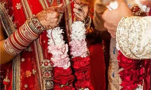 जयमाल के बाद दूल्हे की खुली पोल, पति देखकर भड़की दुल्हन ने शादी से किया इनकार जयमाल के बाद दूल्हे की खुली पोल, पति देखकर भड़की दुल्हन ने शादी से किया इनकार