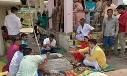 पुलिसकर्मियों की जान पर आई आफत तो थाने में हुआ अनुष्ठान पुलिसकर्मियों की जान पर आई आफत तो थाने में हुआ अनुष्ठान