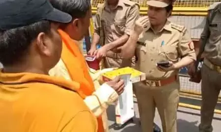 ताजमहल में लड्डू बांटने पहुंचे हिंदू महासभा के कार्यकर्ताओं को पुलिस ने रोका