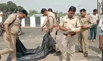 शामली : तेज रफ्तार अज्ञात ट्रक ने बाइक सवार दो युवकों को कुचला,एक व्यक्ति की दर्दनाक मौत शामली : तेज रफ्तार अज्ञात ट्रक ने बाइक सवार दो युवकों को कुचला,एक व्यक्ति की दर्दनाक मौत