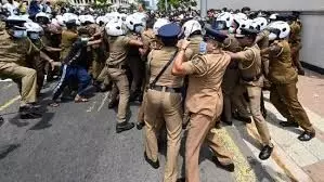 श्रीलंका में उग्र प्रदर्शनकारियों को देखते ही गोली मारने का आदेश