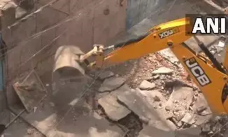 Bulldozer action : दिल्ली में आज न्यू फ्रेंड्स कॉलोनी और मंगोलपुरी में चल रही कार्रवाई, देखे वीडियो Bulldozer action : दिल्ली में आज न्यू फ्रेंड्स कॉलोनी और मंगोलपुरी में चल रही कार्रवाई, देखे वीडियो