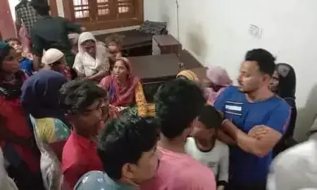 शामली में चिकित्सक की लापरवाही के चलते बच्चे की मौत होने का लगया आरोप, परिजनों ने जमकर किया हंगामा