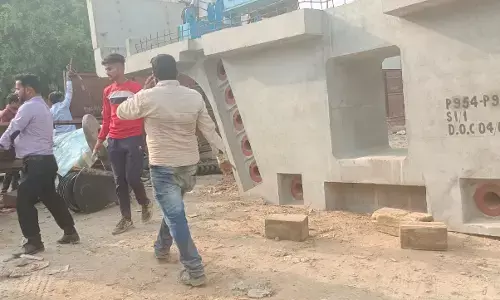 सीएम योगी मेरठ में रैपिड रेल कॉरिडोर का कर रहे थे निरीक्षण उसी दौरान हुआ ये हादसा, बाल बाल बचे लोग सीएम योगी मेरठ में रैपिड रेल कॉरिडोर का कर रहे थे निरीक्षण उसी दौरान हुआ ये हादसा, बाल बाल बचे लोग