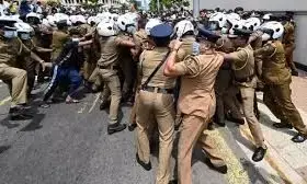 श्रीलंका में उग्र प्रदर्शनकारियों को देखते ही गोली मारने का आदेश