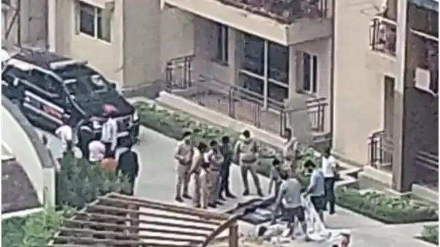 jumping from 17th floor woman commits suicide jumping from 17th floor woman commits suicide