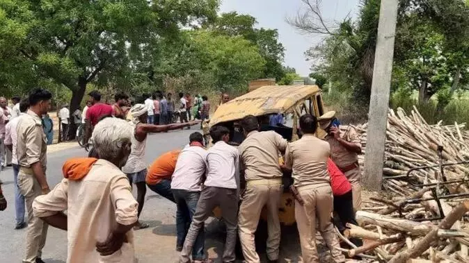 डंपर और टेंपो में भिड़ंत, मां-बेटे समेत तीन की मौत; 10 लोग गंभीर रूप से घायल