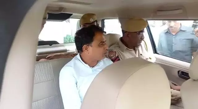 कांग्रेस विधायक गिर्राज सिंह मलिंगा ने किया पुलिस के समक्ष सरेंडर, और सीएम को लेकर कही ये बात कांग्रेस विधायक गिर्राज सिंह मलिंगा ने किया पुलिस के समक्ष सरेंडर, और सीएम को लेकर कही ये बात