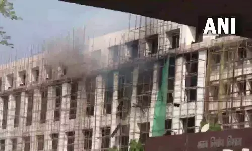 पटना के विश्वेश्वरैया भवन में लगी भीषण आग, बुझाने में जुटे दमकलकर्मी