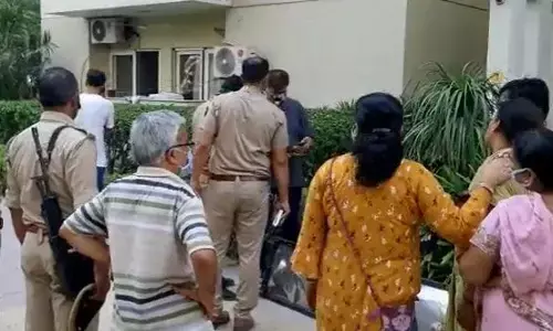 नोएडा: तीन दिन से घर से गायब महिला का शव सोसाइटी की झाड़ियों से इस हाल में मिला