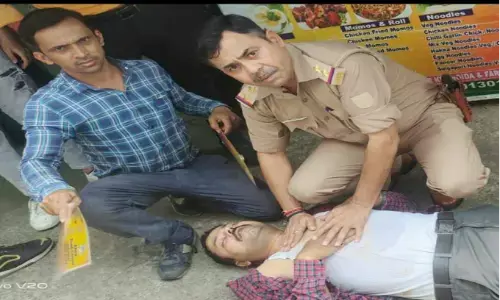 बेहोश व्यक्ति के लिए मसीहा बने उपनिरीक्षक अरुण कुमार वर्मा बेहोश व्यक्ति के लिए मसीहा बने उपनिरीक्षक अरुण कुमार वर्मा