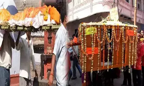 बड़ी बहन की उठनी थी डोली, लेकिन छोटी बहन की उठानी पड़ी अर्थी, घर में मचा कोहराम बड़ी बहन की उठनी थी डोली, लेकिन छोटी बहन की उठानी पड़ी अर्थी, घर में मचा कोहराम