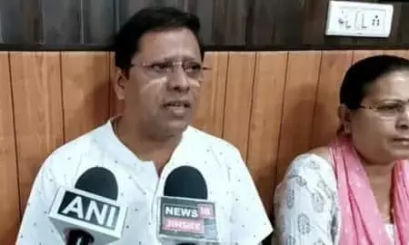 मां बाप ने अपने बेटे बहू पर किया केस, हर्जाने में देना होगा 5 करोड़ रूपए या पोता, ये है वजह मां बाप ने अपने बेटे बहू पर किया केस, हर्जाने में देना होगा 5 करोड़ रूपए या पोता, ये है वजह