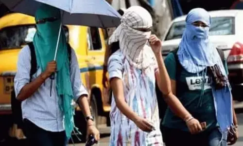 दिल्ली में गर्मी ने किया लोगो को बुरा हाल; पारा 41 के पार दिल्ली में गर्मी ने किया लोगो को बुरा हाल; पारा 41 के पार