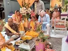 सास ससुर ने विधवा बहू को बेटी बनाकर किया विदा, गिफ्ट में दे दिया बंगला सास ससुर ने विधवा बहू को बेटी बनाकर किया विदा, गिफ्ट में दे दिया बंगला