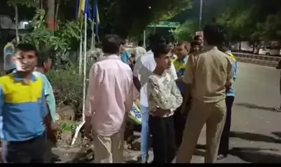 अनियंत्रित कार डिवाइडर तोड़कर पेट्रोल पंप में घुसी, स्कूटर सवार समेत पांच लोगों को किया घायल अनियंत्रित कार डिवाइडर तोड़कर पेट्रोल पंप में घुसी, स्कूटर सवार समेत पांच लोगों को किया घायल