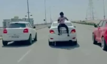 कार की डिग्गी पर बैठ किया स्टंट, पुलिस ने काटा 22 हजार का चालान कार की डिग्गी पर बैठ किया स्टंट, पुलिस ने काटा 22 हजार का चालान