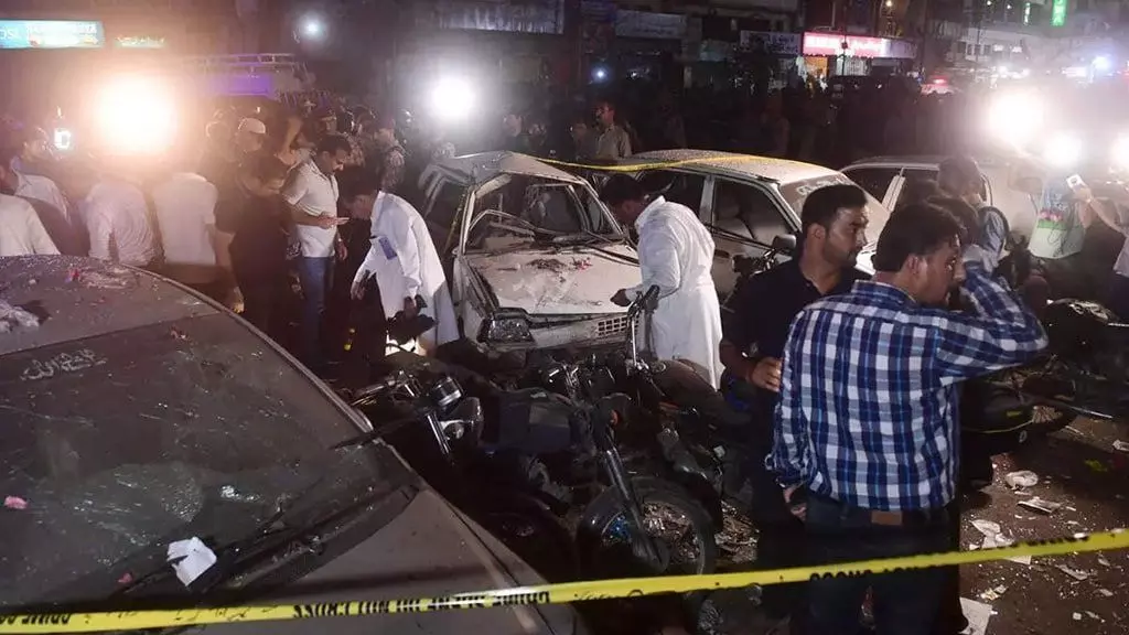 Karachi Blast: कराची में बम धमाका, गाड़ियां तबाह, 1 की मौत कई घायल, पाक पीएम शहबाज ने जताया शोक