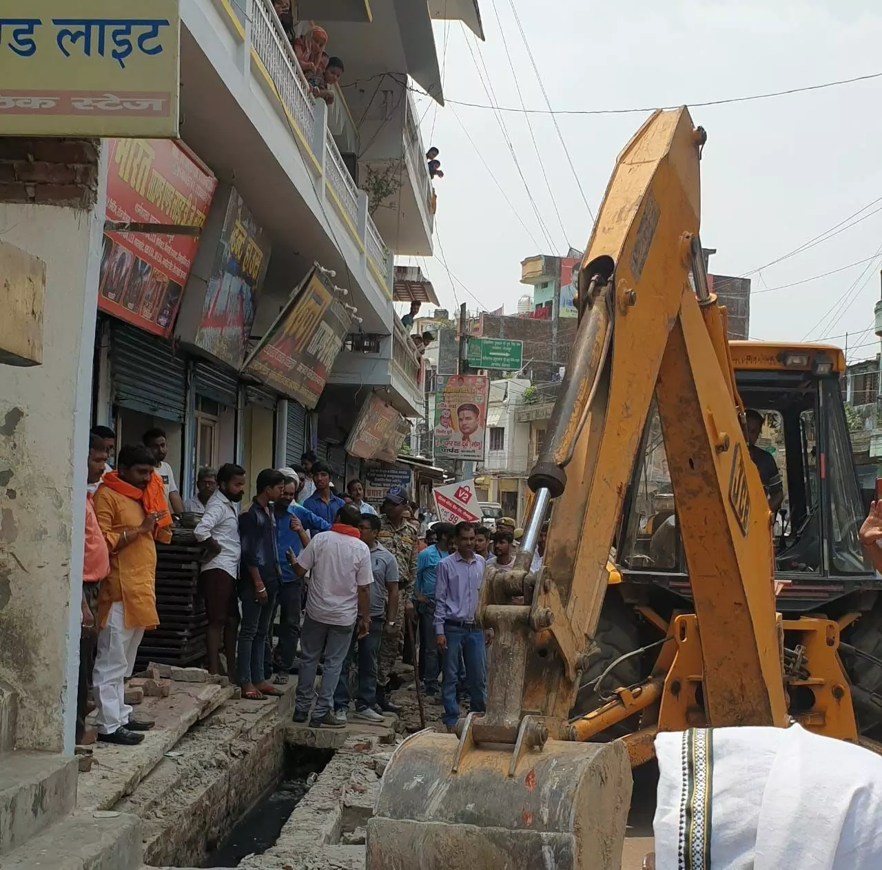 भाजपा पार्षद की शिकायत पर पूर्व काबीना मंत्री हरिशंकर तिवारी के हाता की दीवार पर बुलडोजर चला