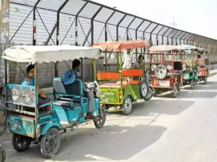 लखनऊ के इन 10 मार्गों पर ई-रिक्शा संचालन पर लगा प्रतिबंध, उल्लंघन करने पर होगी सख्त कार्रवाई लखनऊ के इन 10 मार्गों पर ई-रिक्शा संचालन पर लगा प्रतिबंध, उल्लंघन करने पर होगी सख्त कार्रवाई