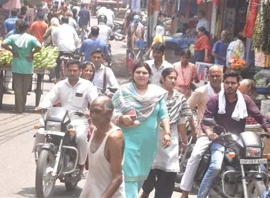 शामली में कोरोना गाइडलाइंस की धज्जियां उड़ा रहे लोग, बिना मास्क के नजर आ रहे बाजारों में लोग शामली में कोरोना गाइडलाइंस की धज्जियां उड़ा रहे लोग, बिना मास्क के नजर आ रहे बाजारों में लोग