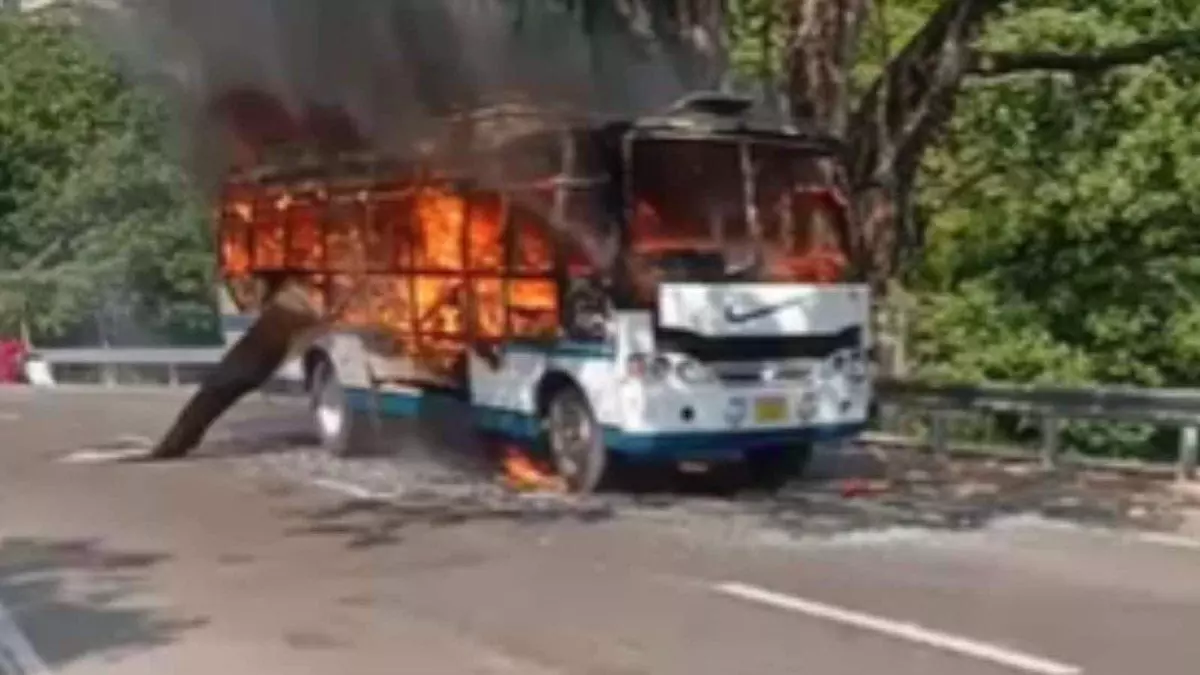 जम्मू-कश्मीर: कटरा में वैष्णो देवी तीर्थयात्रियों की बस में आग लगने से 4 की मौत, 22 घायल