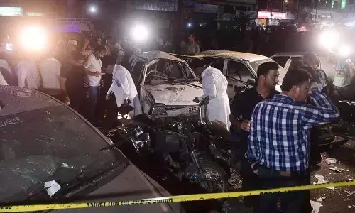 Karachi Blast: कराची में बम धमाका, गाड़ियां तबाह, 1 की मौत कई घायल, पाक पीएम शहबाज ने जताया शोक