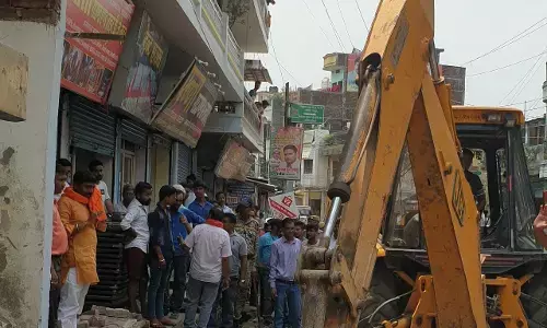 भाजपा पार्षद की शिकायत पर पूर्व काबीना मंत्री हरिशंकर तिवारी के हाता की दीवार पर बुलडोजर चला भाजपा पार्षद की शिकायत पर पूर्व काबीना मंत्री हरिशंकर तिवारी के हाता की दीवार पर बुलडोजर चला