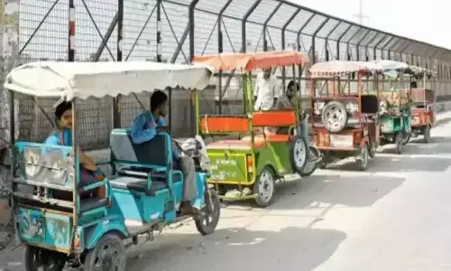 लखनऊ के इन 10 मार्गों पर ई-रिक्शा संचालन पर लगा प्रतिबंध, उल्लंघन करने पर होगी सख्त कार्रवाई लखनऊ के इन 10 मार्गों पर ई-रिक्शा संचालन पर लगा प्रतिबंध, उल्लंघन करने पर होगी सख्त कार्रवाई