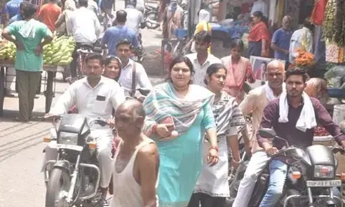 शामली में कोरोना गाइडलाइंस की धज्जियां उड़ा रहे लोग, बिना मास्क के नजर आ रहे बाजारों में लोग शामली में कोरोना गाइडलाइंस की धज्जियां उड़ा रहे लोग, बिना मास्क के नजर आ रहे बाजारों में लोग