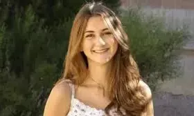 इस लड़की के लिए पानी बन जाता है एसिड, नहाने से हो सकती है मौत