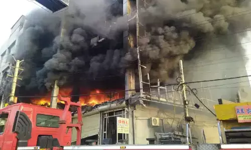 दिल्ली: मेट्रो स्टेशन के पास इमारत में लगी आग, दमकल की 24 गाड़ियां मौके पर भेजी गईं दिल्ली: मेट्रो स्टेशन के पास इमारत में लगी आग, दमकल की 24 गाड़ियां मौके पर भेजी गईं