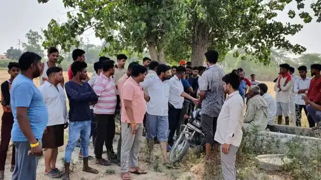 बुलंदशहर: पेड़ से लटके मिले युवक-युवती के शव, इलाके फैली सनसनी बुलंदशहर: पेड़ से लटके मिले युवक-युवती के शव, इलाके फैली सनसनी