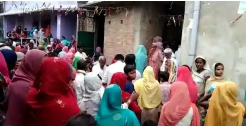 बिहार: महिला ने परिवार के 4 सदस्यों को पेट्रोल छिड़ककर जिन्दा जलाया, जानें- क्यों उठाया ऐसा खौफनाक कदम बिहार: महिला ने परिवार के 4 सदस्यों को पेट्रोल छिड़ककर जिन्दा जलाया, जानें- क्यों उठाया ऐसा खौफनाक कदम