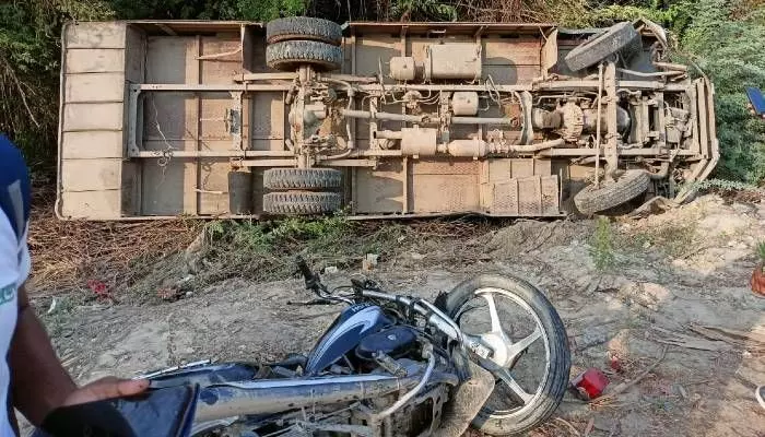 हरदोई में बड़ा हादसा : बस ने बाइक सवारों को कुचला 4 की मौत, अनियंत्रित होकर बस पलटी 10 घायल