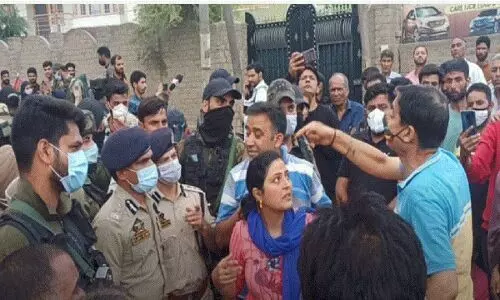 सुरक्षा के लिए प्रदर्शन कर रहे कश्मीरी पंडितों को पुलिस ने कॉलोनी में किया बंद