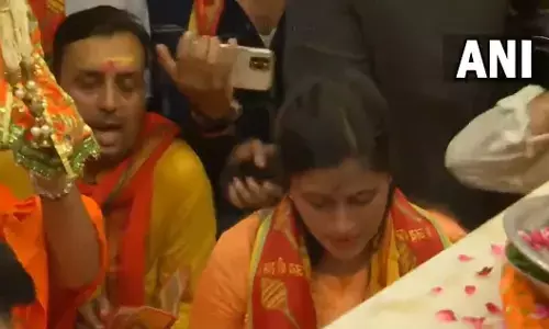 Hanuman Chalisa : MP नवनीत राणा ने कनॉट प्लेस के हनुमान मंदिर में किया हनुमान चालीसा का पाठ Hanuman Chalisa : MP नवनीत राणा ने कनॉट प्लेस के हनुमान मंदिर में किया हनुमान चालीसा का पाठ