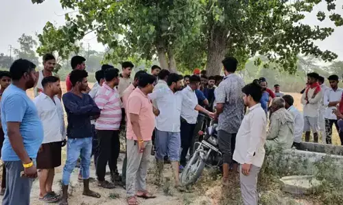 बुलंदशहर: पेड़ से लटके मिले युवक-युवती के शव, इलाके फैली सनसनी बुलंदशहर: पेड़ से लटके मिले युवक-युवती के शव, इलाके फैली सनसनी