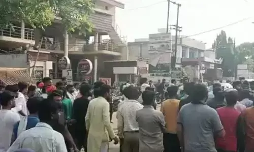 नगर निगम टीम को पटरी दुकानदारों ने दौड़ा-दौड़ा के पीटा, पहुंचे थे अतिक्रमण हटाने नगर निगम टीम को पटरी दुकानदारों ने दौड़ा-दौड़ा के पीटा, पहुंचे थे अतिक्रमण हटाने