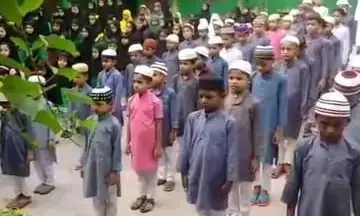 शामली के मदरसों में गूंजा राष्ट्रगान, प्रधानाध्यापक ने किया सरकार के फैसले का स्वागत, बच्चों ने भी किया आदेश का पालन शामली के मदरसों में गूंजा राष्ट्रगान, प्रधानाध्यापक ने किया सरकार के फैसले का स्वागत, बच्चों ने भी किया आदेश का पालन