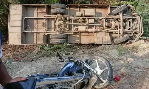 рд╣рд░рджреЛрдИ рдореЗрдВ рдмреЬрд╛ рд╣рд╛рджрд╕рд╛ : рдмрд╕ рдиреЗ рдмрд╛рдЗрдХ рд╕рд╡рд╛рд░реЛрдВ рдХреЛ рдХреБрдЪрд▓рд╛ 4 рдХреА рдореМрдд, рдЕрдирд┐рдпрдВрддреНрд░рд┐рдд рд╣реЛрдХрд░ рдмрд╕ рдкрд▓рдЯреА 10 рдШрд╛рдпрд▓ рд╣рд░рджреЛрдИ рдореЗрдВ рдмреЬрд╛ рд╣рд╛рджрд╕рд╛ : рдмрд╕ рдиреЗ рдмрд╛рдЗрдХ рд╕рд╡рд╛рд░реЛрдВ рдХреЛ рдХреБрдЪрд▓рд╛ 4 рдХреА рдореМрдд, рдЕрдирд┐рдпрдВрддреНрд░рд┐рдд рд╣реЛрдХрд░ рдмрд╕ рдкрд▓рдЯреА 10 рдШрд╛рдпрд▓