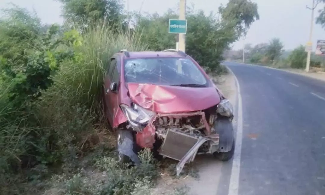 बिजली के खंभे से टकराई थाना अध्यक्ष की कार, और फिर बिजली के खंभे से टकराई थाना अध्यक्ष की कार, और फिर