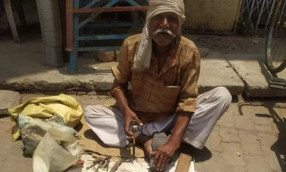 नगर पालिका के कर्मचारी ने कहा बीस हज़ार रुपये दो तब मिलेगा आवास नगर पालिका के कर्मचारी ने कहा बीस हज़ार रुपये दो तब मिलेगा आवास
