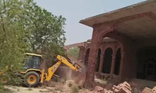 बागपत में भूमाफिया के आलीशान मकान पर चला बुलडोजर बागपत में भूमाफिया के आलीशान मकान पर चला बुलडोजर