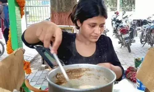 आत्मनिर्भर होने के लिए मोना ने खोल ली चाय की स्टॉल आत्मनिर्भर होने के लिए मोना ने खोल ली चाय की स्टॉल