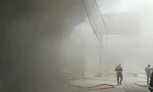 बिजनौर में कपड़े के शोरूम में लगी भीषण आग बिजनौर में कपड़े के शोरूम में लगी भीषण आग